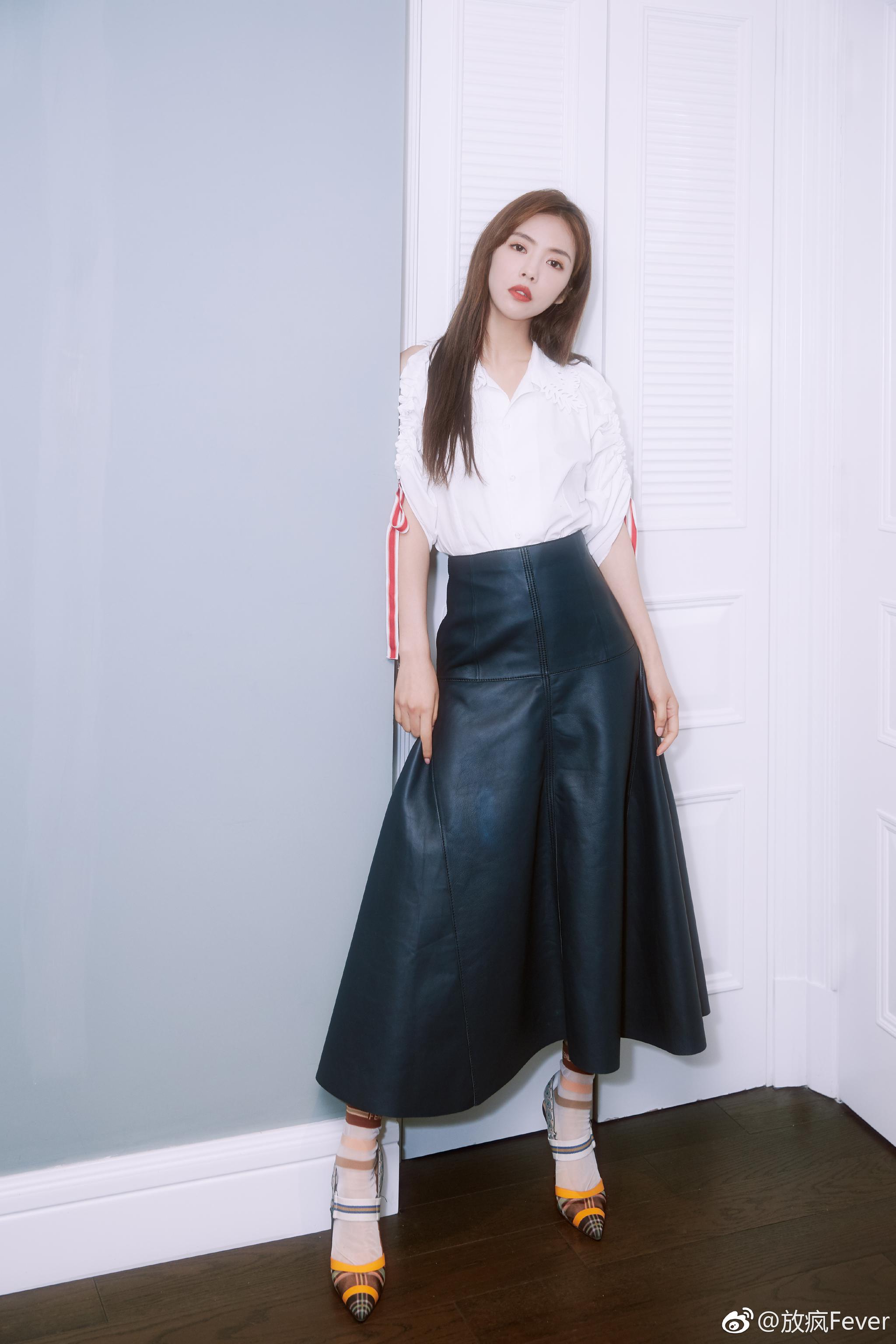 蔡文静身穿FENDI 2018春夏系列亮相《脱身》