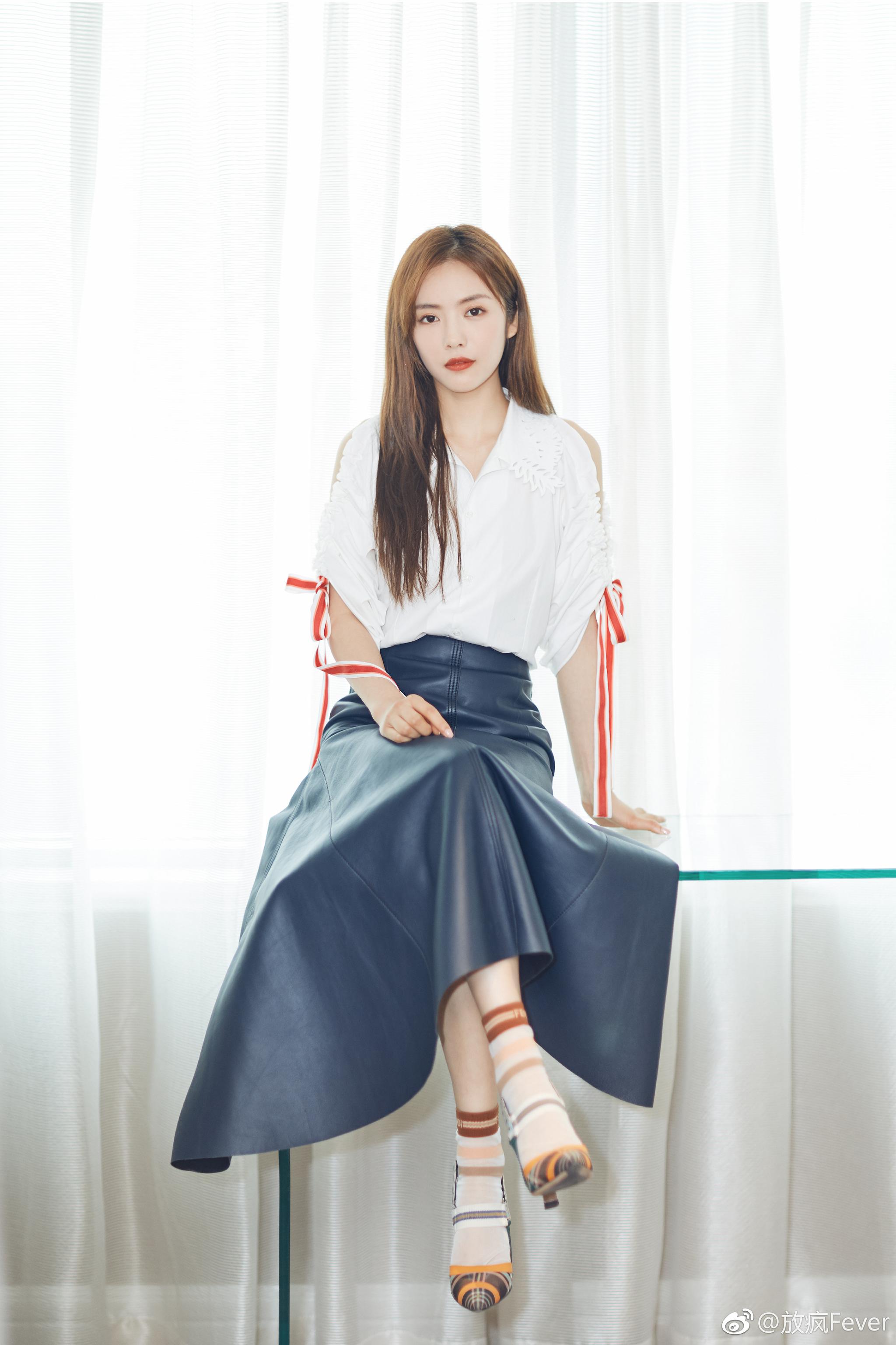 蔡文静身穿FENDI 2018春夏系列亮相《脱身》开播大典