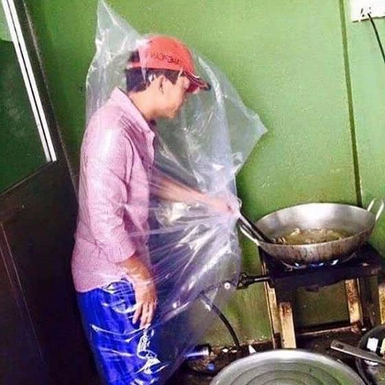 大哥,你这样做饭太危险了吧,也不怕这塑料布着火!