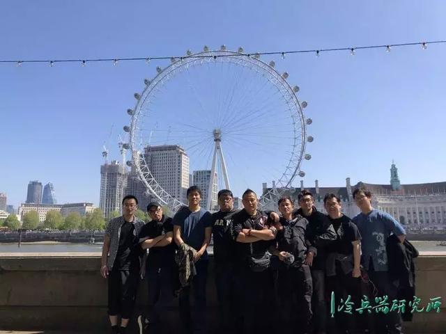 中国人身穿重甲,手持大刀参加全甲格斗大赛是