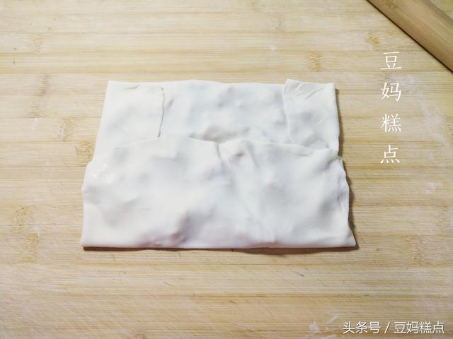 1块面团,2根香蕉,在家做名气小吃印度飞饼,擀好