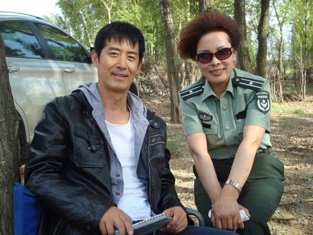 多年投身治沙受表彰,身穿预备役军装很潇洒