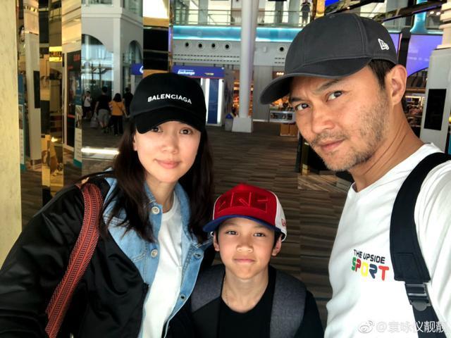 张智霖只顾和人合伙拆袁咏仪台,儿子合照必缩