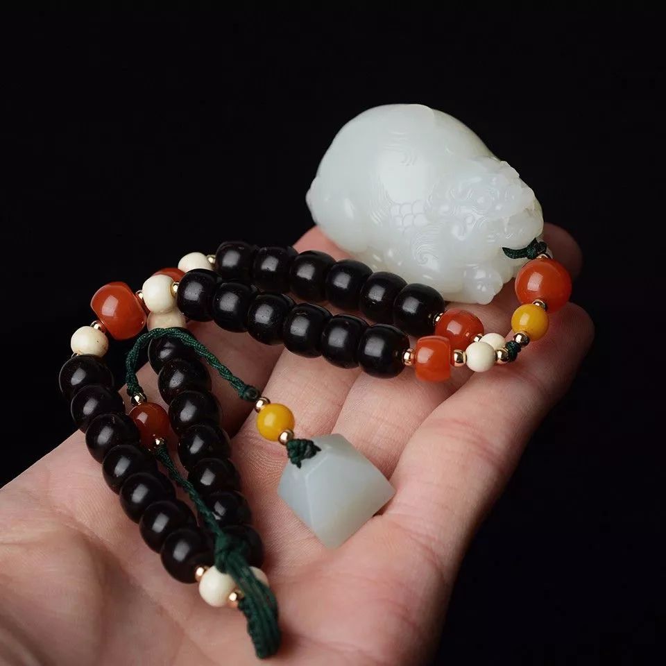 他的玉雕动物萌态十足,尤其那小奶狗的舌头