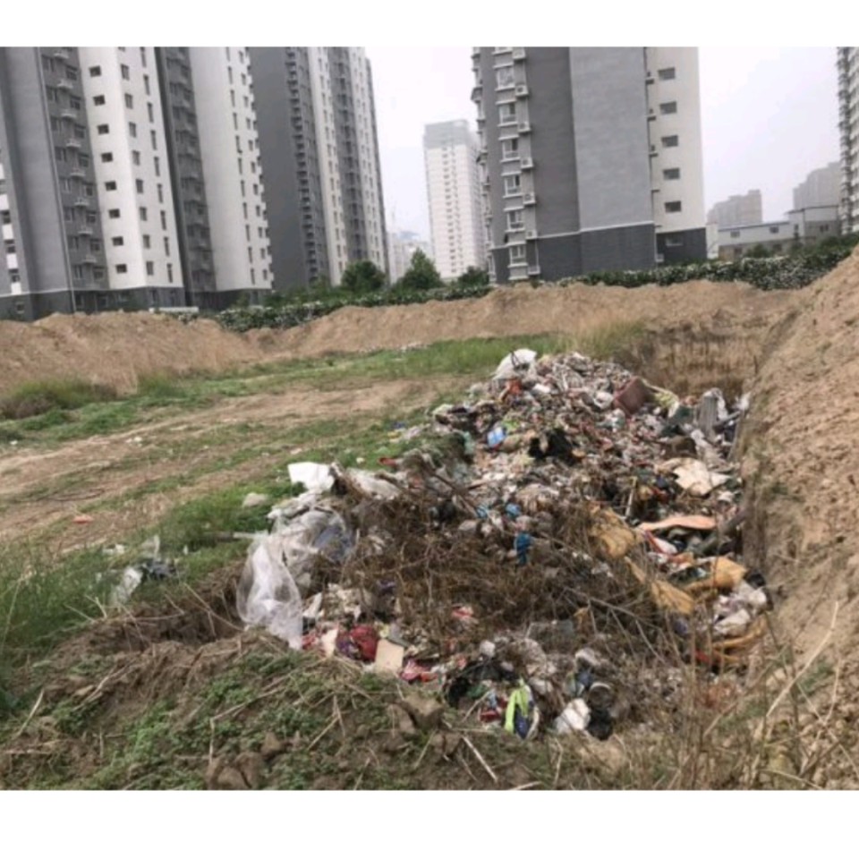 保定恬静园小区旁突然冒出一个大垃圾坑,酸腐