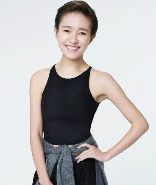 为什么焦俊艳一直是短发,看完她长发造型,网友