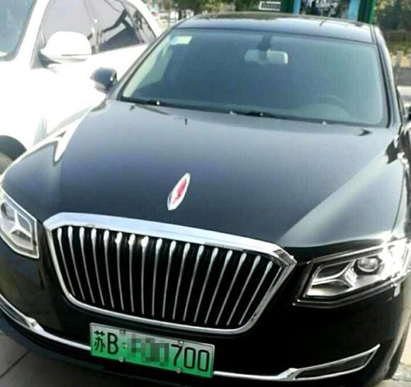 神秘的6位数车牌红旗轿车, 交警碰到不敢惹