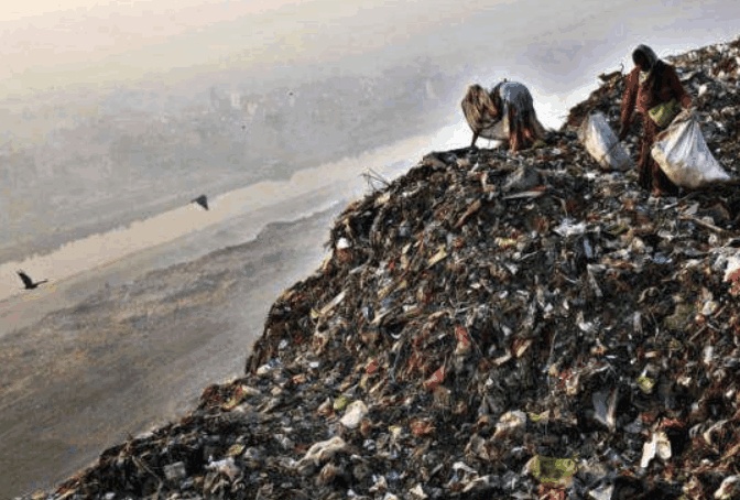 印度首都新德里: 街头几乎看不到垃圾桶, 垃圾堆