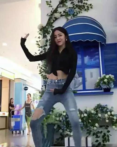 抖音又一小姐姐爆红,抖臀舞不输代古拉k,大长腿