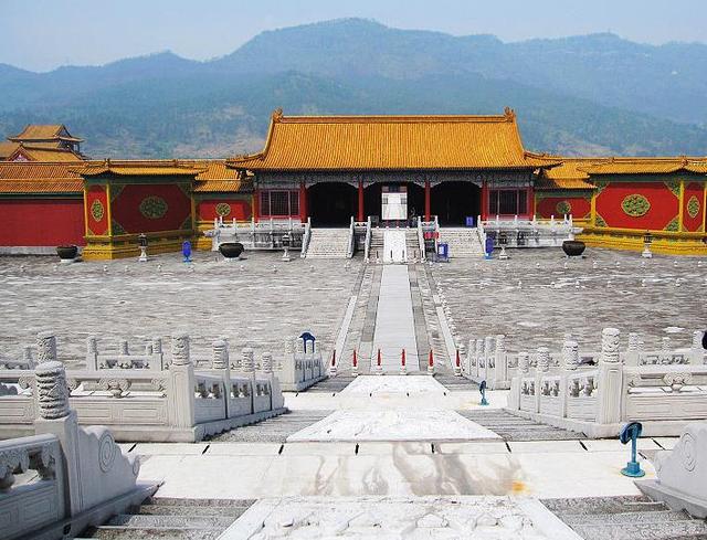 几乎完全复制故宫的横店,两者都被评为5A景区