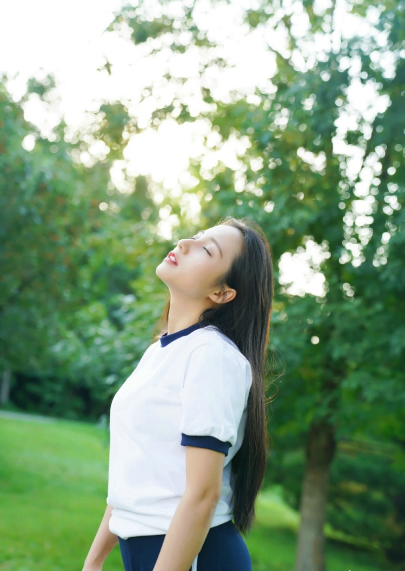 草地上的运动服青春美少女漂亮活力写真集 @微相册 @微博