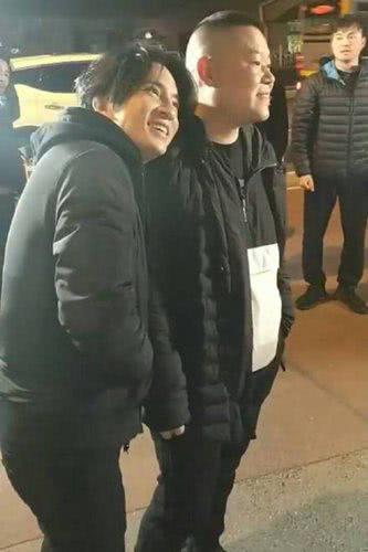 薛之谦时隔半年录新综艺,靠岳云鹏肩膀唱歌,网