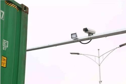 开车经过有电子眼的路段时,电子眼经常闪一下