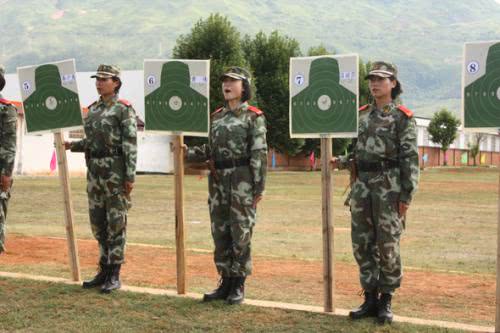 在军队里,要是女兵遇上生理期怎么办?最后一点