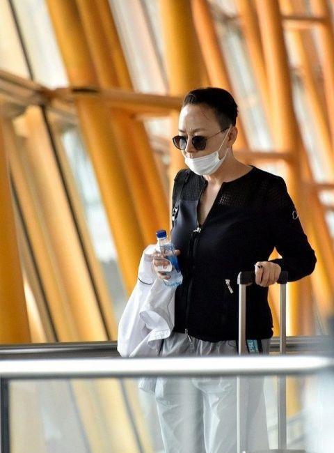 56岁宋丹丹现身机场苍老无人识 网友: 发型亮了!