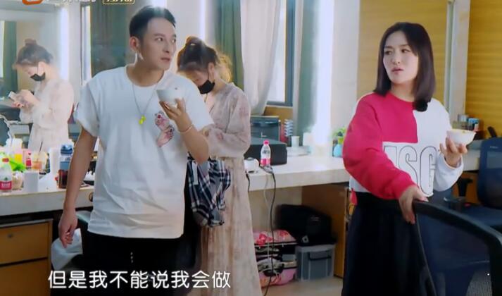 颖儿在家抢着做饭干活，还是谢娜聪明：不能说自己会做饭