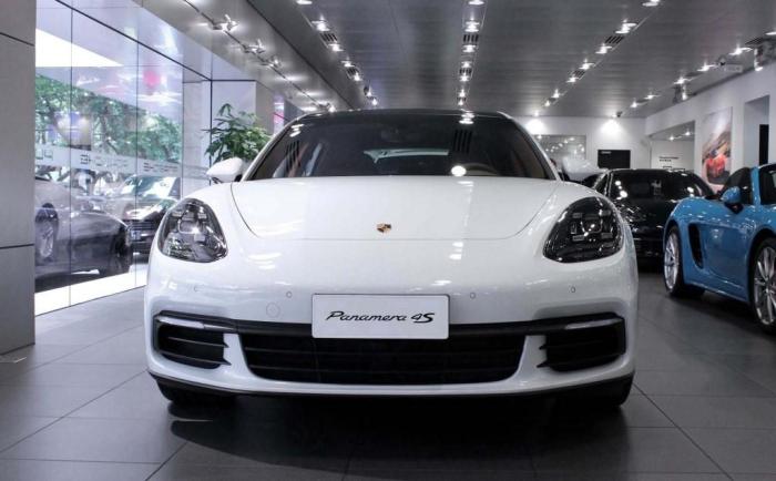 小伙贷款买辆保时捷, 之后因还不起车贷, 就故意把车撞报废!