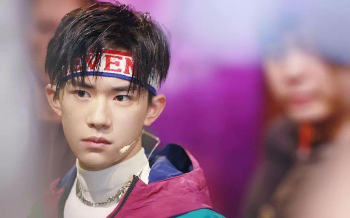 王俊凯机场护易烊千玺图片