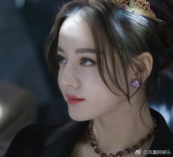 迪丽热巴女王装征服日本网友!还被怀疑:是整容