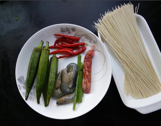 减肥中午不知道吃什么好?来碗秋葵大虾香肠面