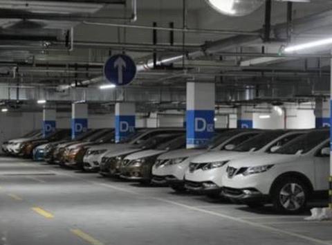 停车场停车1小时，费用高达一万元，网友这分明是在抢钱！