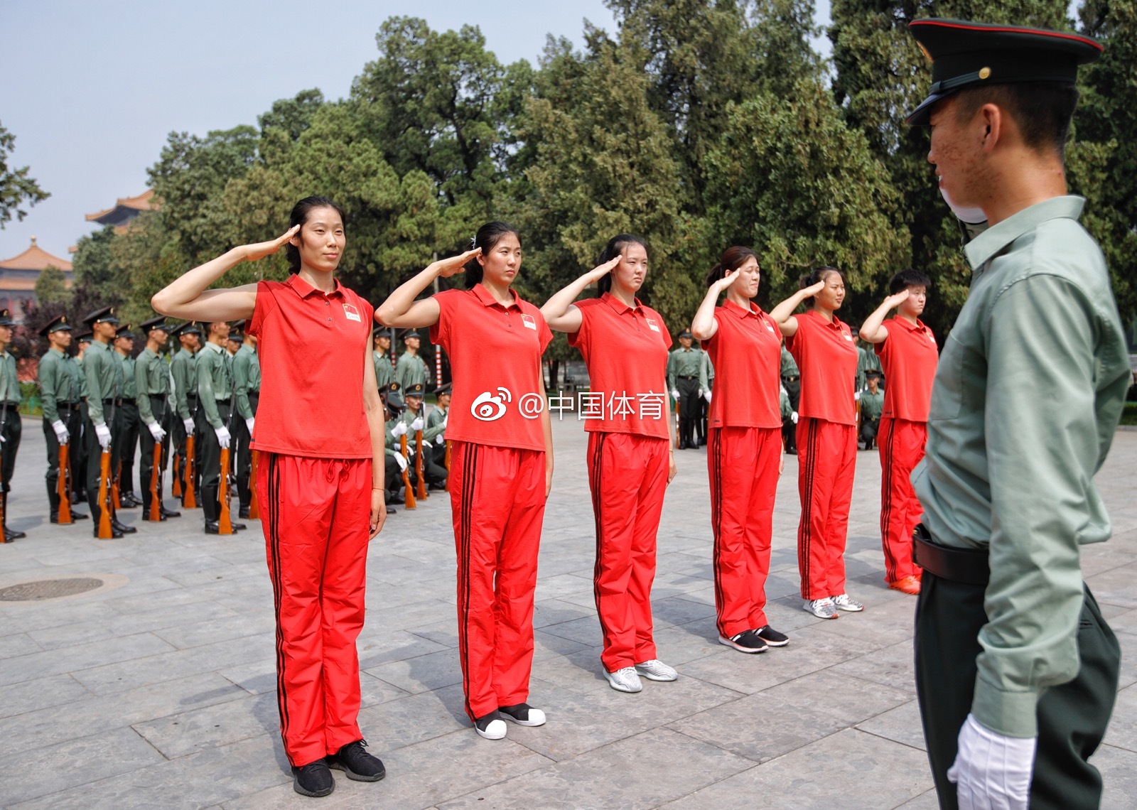 2018年7月4日,中国女排的教练员和运动员起大