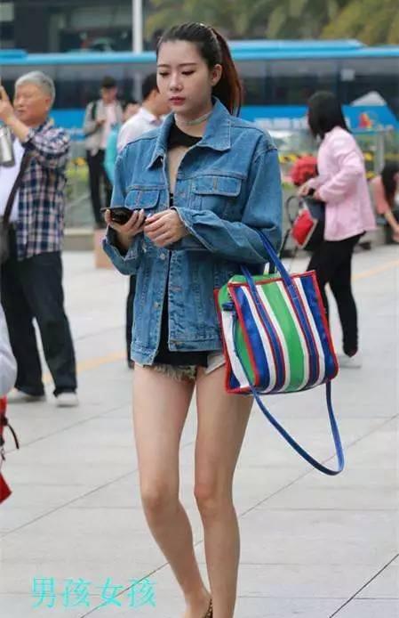 街头遇到穿短裤的辣妹, 只是这短裤是不是有点过分呢?