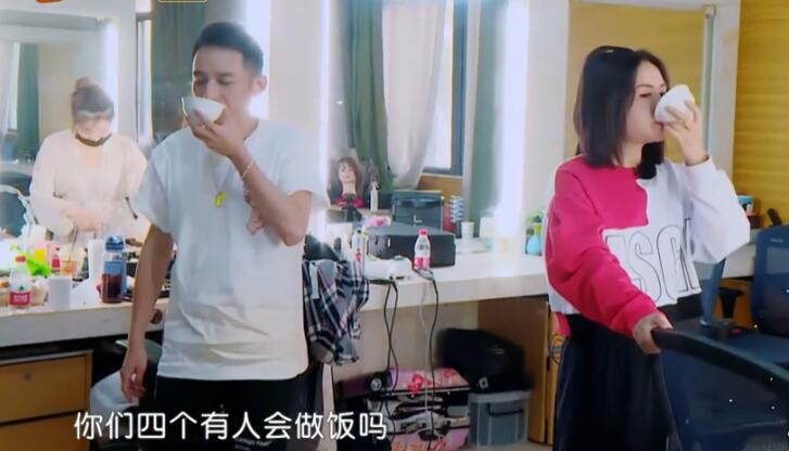 颖儿在家抢着做饭干活，还是谢娜聪明：不能说自己会做饭