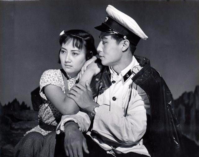 《海鹰》中塑造了民兵连长 吴玉芬,这个英姿飒爽的女民兵跟《英雄虎胆