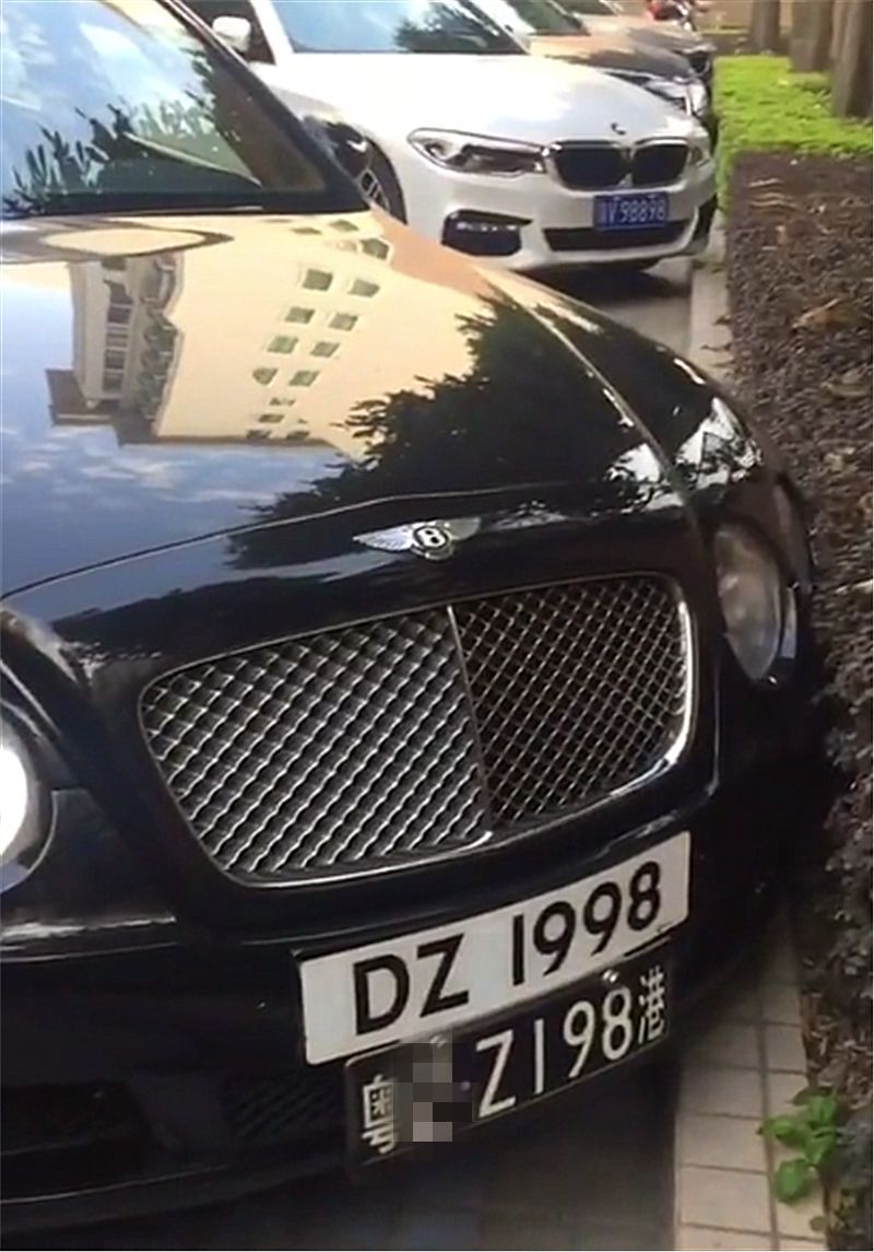 335万宾利现广东,看到车牌那一刻,即便开劳斯莱斯也得