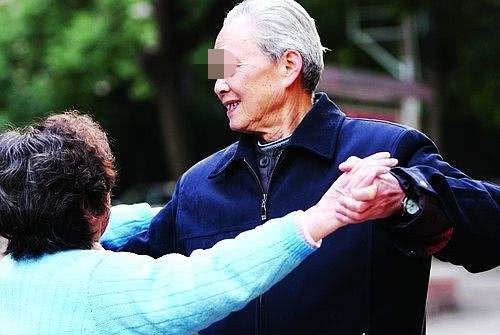 公公要结婚,丈夫死活不同意大闹婚礼,我劝说却要和我离婚