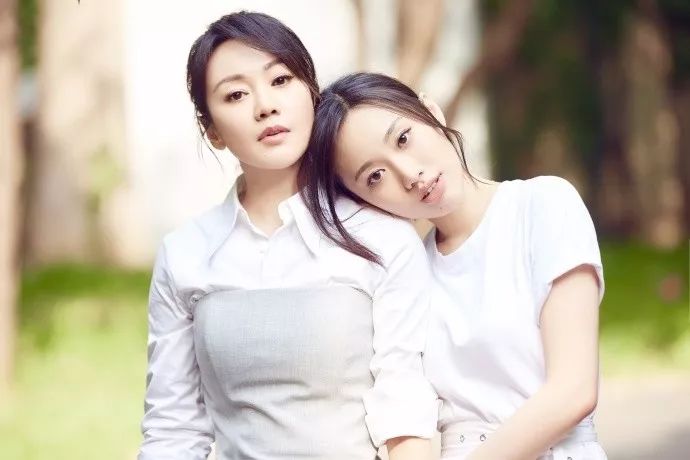 闫妮与女儿拍摄母女照，丝毫没有年龄差，相貌相似如同姐妹