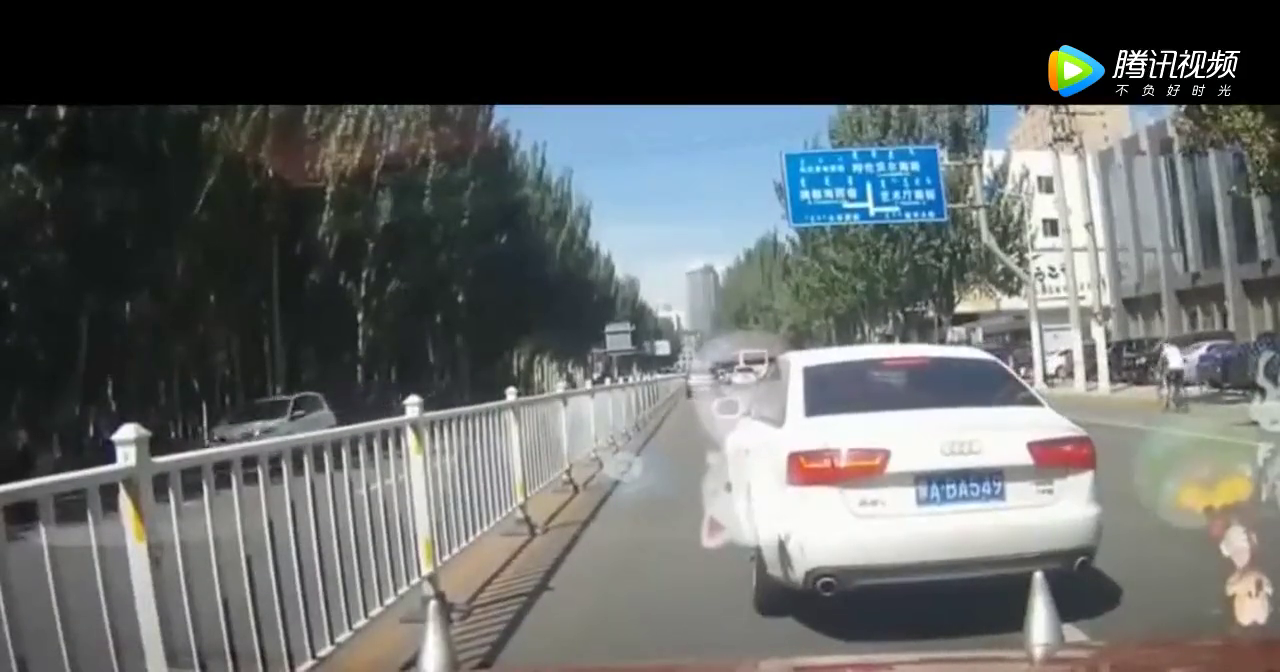 我面前达3分钟，按喇叭提醒后却让我崩溃，拍下电动车霸道30秒