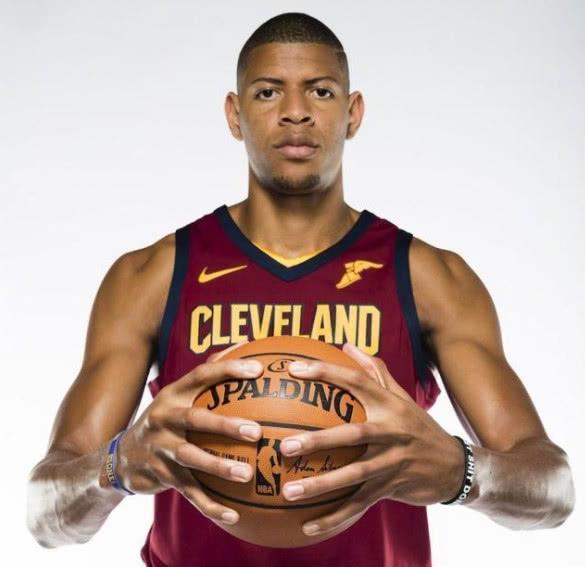 NBA单手抓球好看的4大球星，麦迪戏耍科比，乔丹手掌大