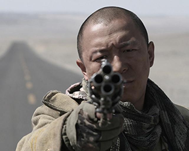 解放军战士独闯敌阵, 一枪干掉敌人师长, 扛着机关枪全身而退