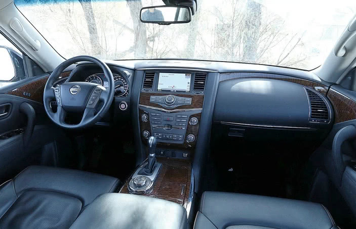 实力可秒路虎揽胜，V8动力比陆巡还大一圈，这越野王才50多万