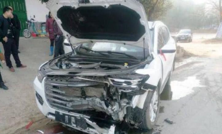 丰田凯美瑞迎面撞上了哈弗H6,两败俱伤,谁还敢