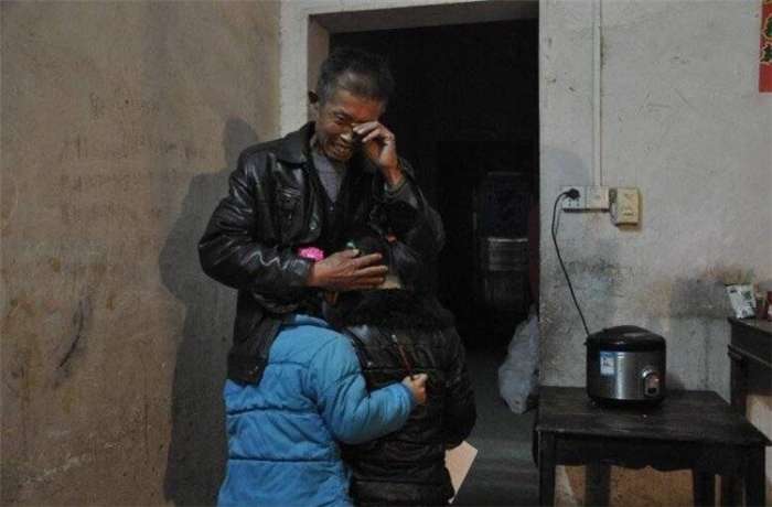 爸爸出外打工回家,女儿走路姿势奇怪,医生检查:离婚吧