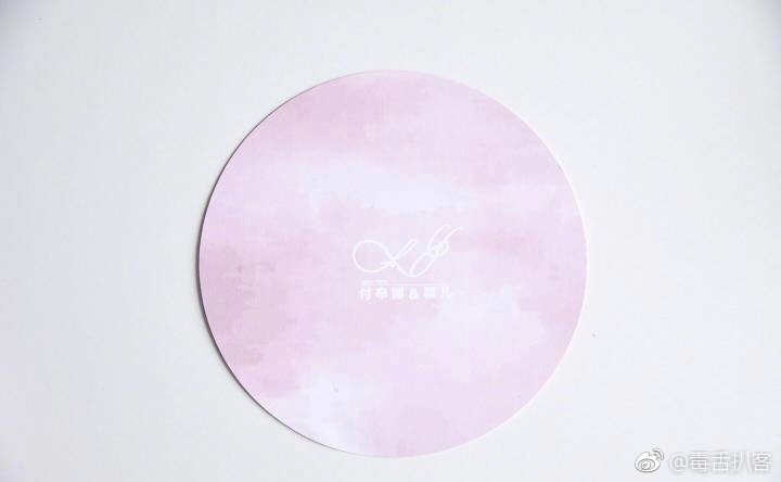 付辛博颖儿婚礼请柬,请柬的色调是樱花粉红色