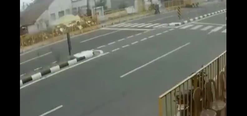 电动车美女早已不在了，监控拍下她人生中最愚蠢的9秒  ​