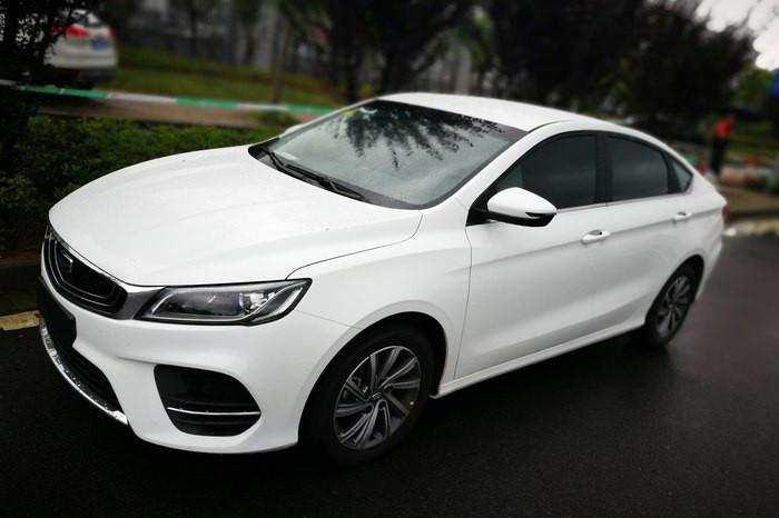 吉利缤瑞新车上路，白色实车甩朗逸10条街，卖8万买睿骋CC后悔了