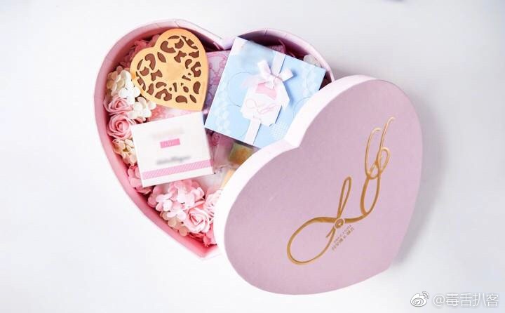 付辛博颖儿婚礼请柬,请柬的色调是樱花粉红色