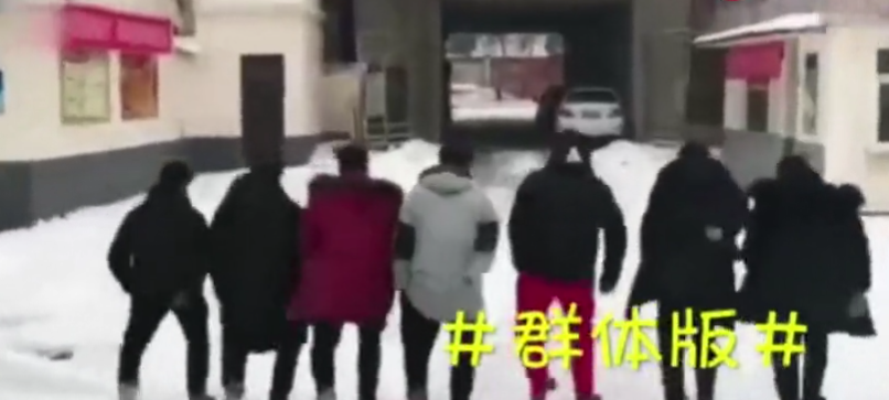 张嘉译走路爆红网路,当知道背后真相,曾模仿过