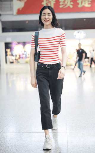 尴尬, 奚梦瑶穿紧身裤大腿中间空出一条缝,刘雯