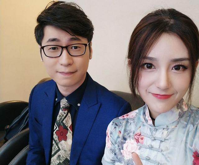 LOL:Rita直播和粉丝互动,一动作险些走光,网友