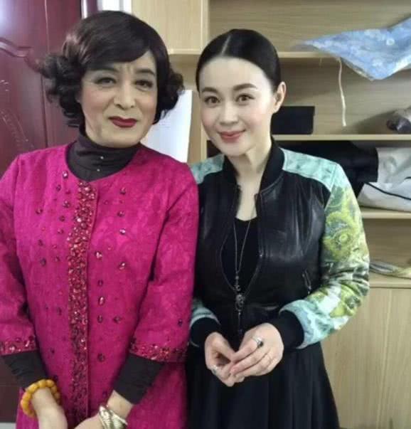 52岁拜师赵本山,反串女人不输李玉刚,现掌管刘老根二人转剧场