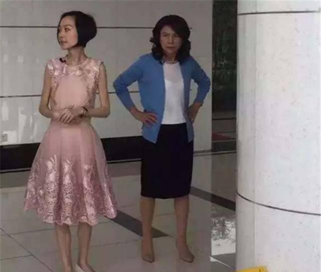 她嫁2个老公不生儿, 瘦得像白骨精, 今47岁开豪车大变样!