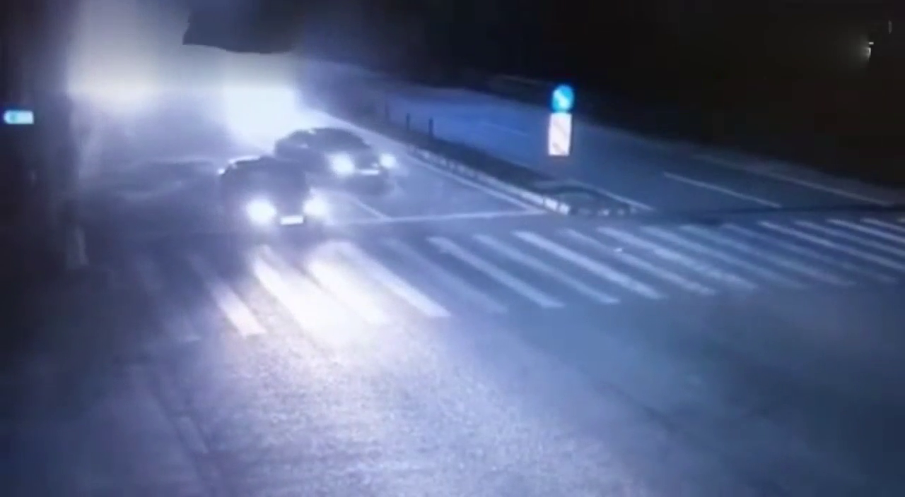 大货车为救下实线变道的轿车，而选择翻车，却没救下出租车