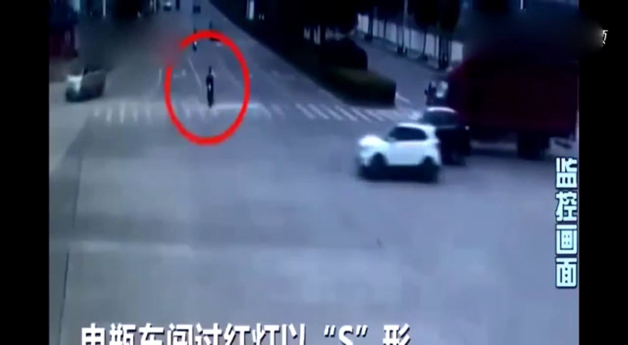 疯狂电动车连续单挑大货车和SUV，没想到死在面包车手上！