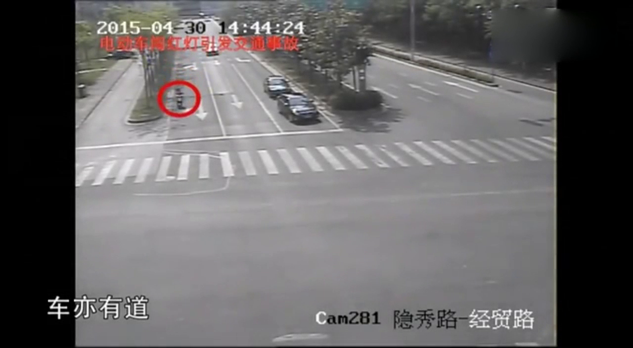 真没见过这么骑电动车的，她没想到会落得如此凄惨下场！